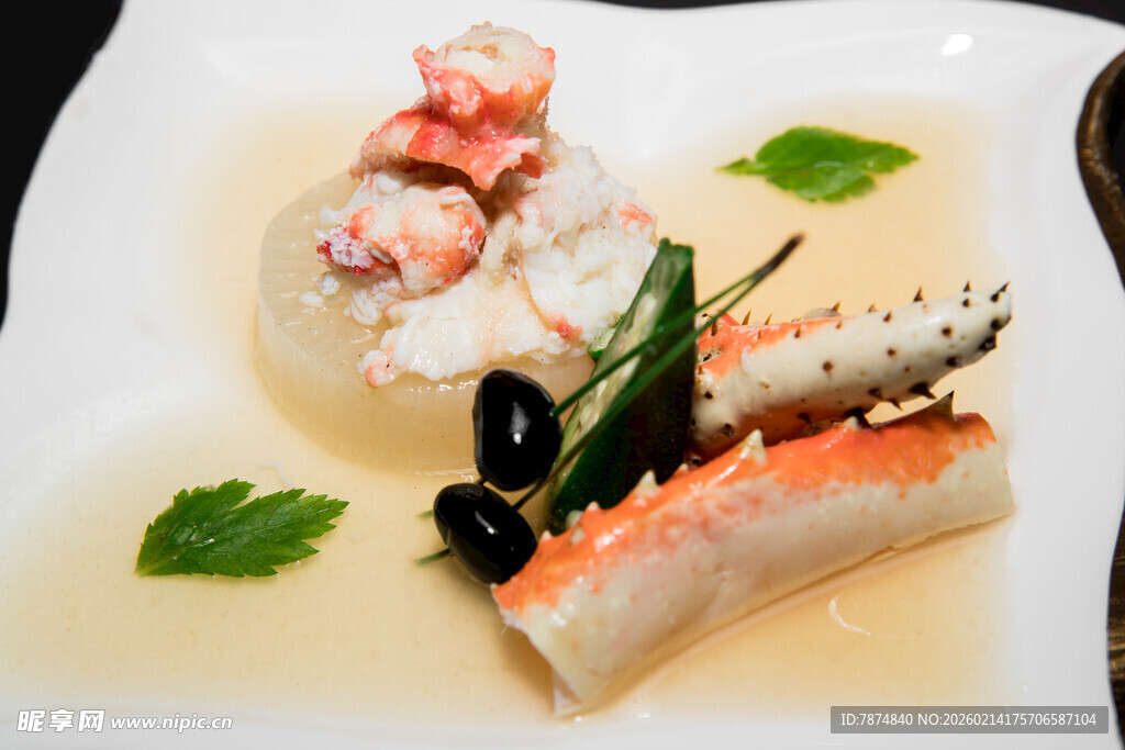 精致摆盘的美味海鲜料理