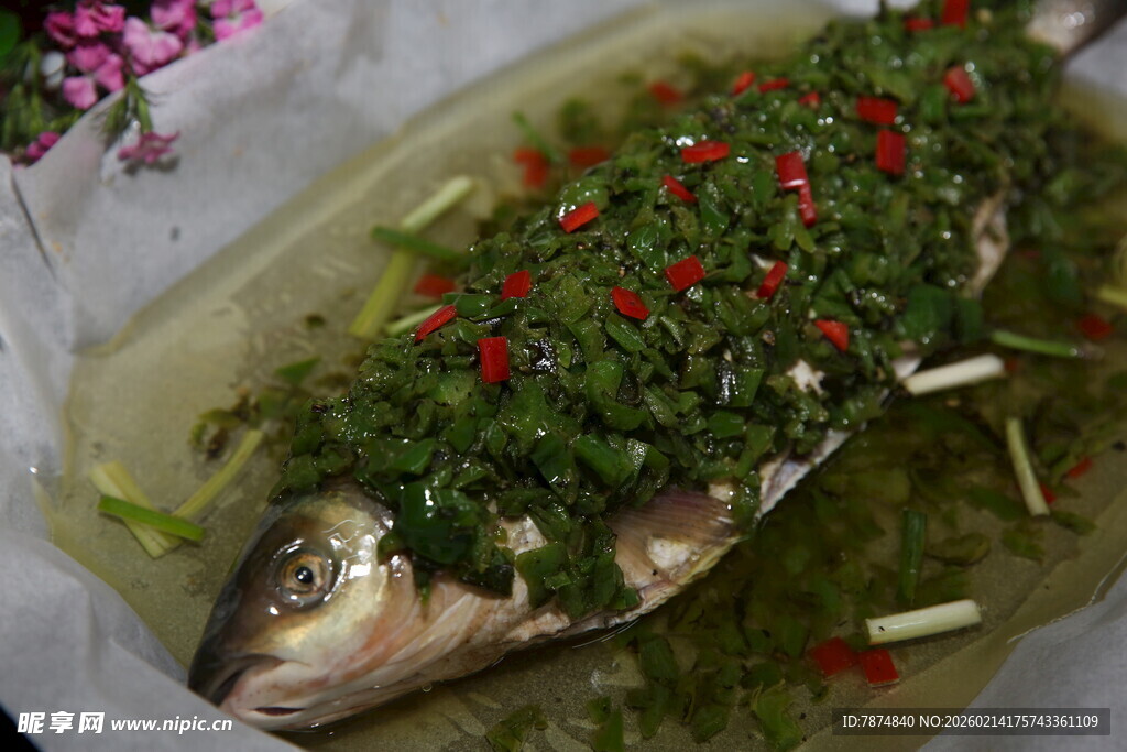 清蒸鱼配翠绿调料点缀