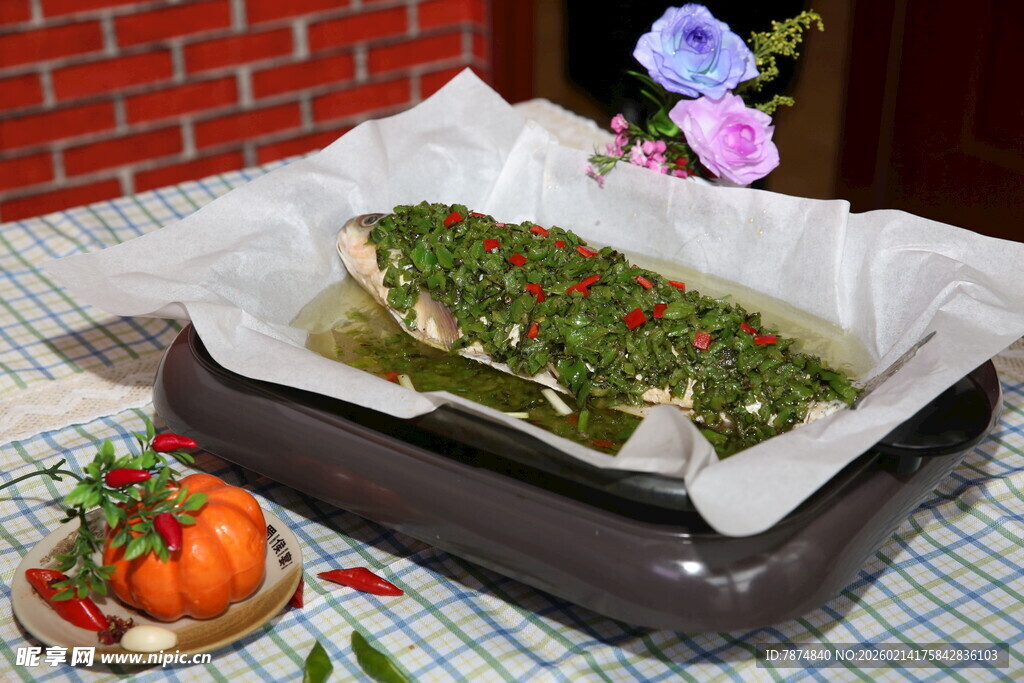 香酥烤鱼配多彩佐料