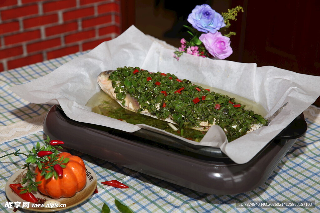 纸上香酥烤鱼配精美小菜