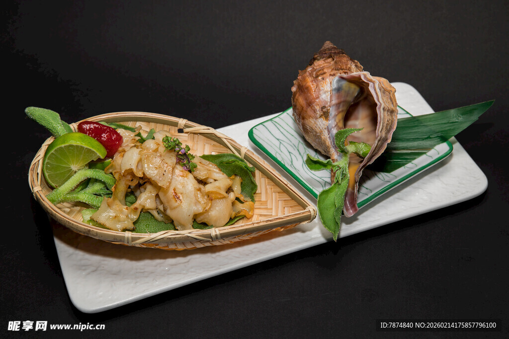 竹制容器中的美味海鲜料理