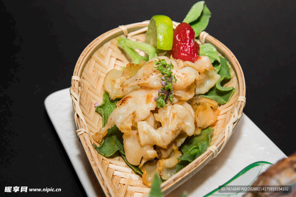竹篮装的美味虾仁菜肴