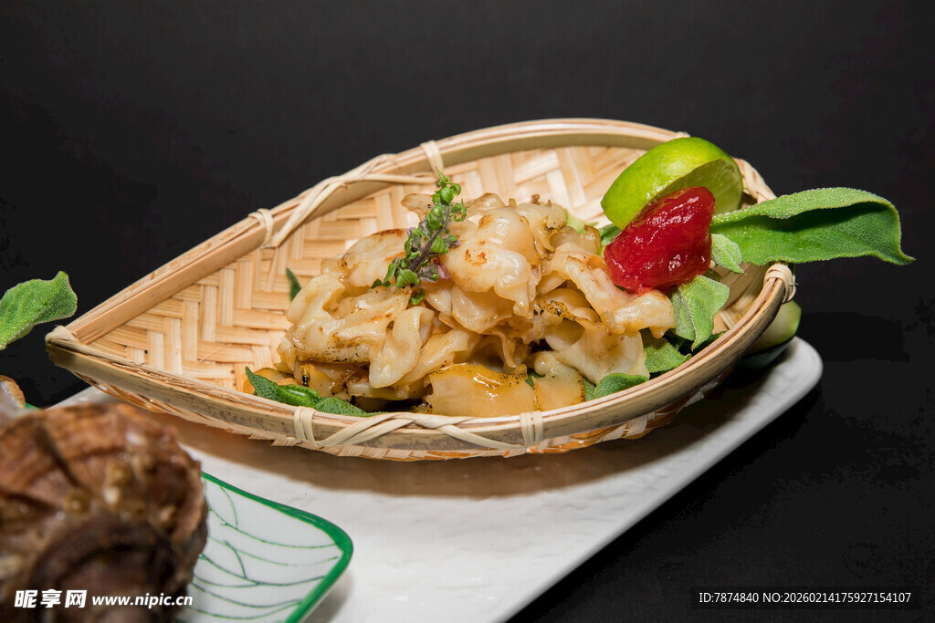 竹篮装美味炒面