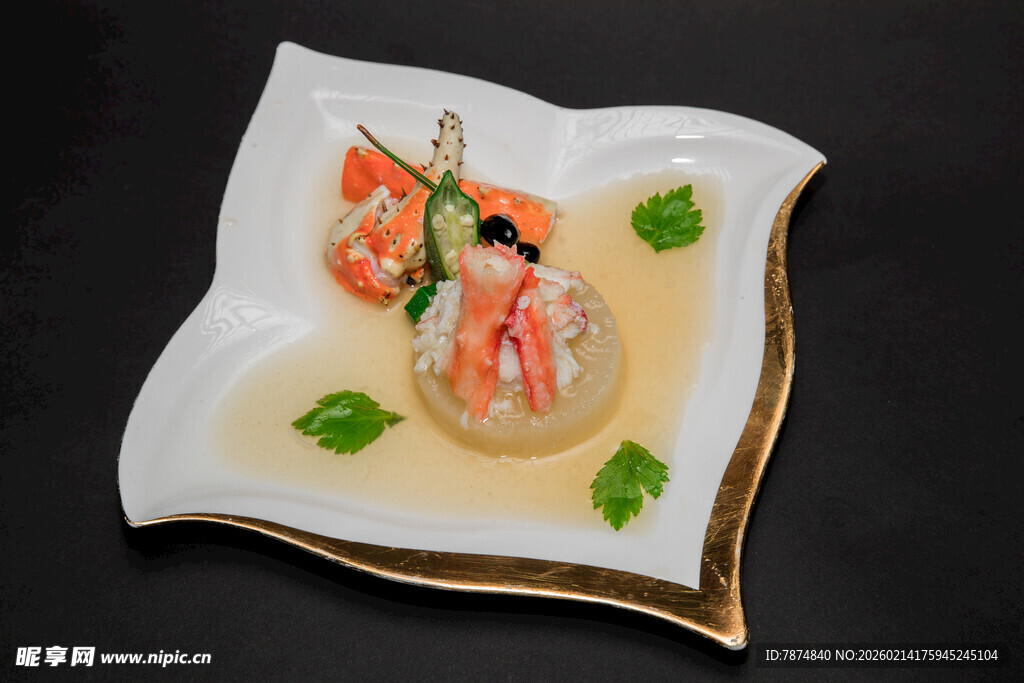 精致摆盘的虾肉美食