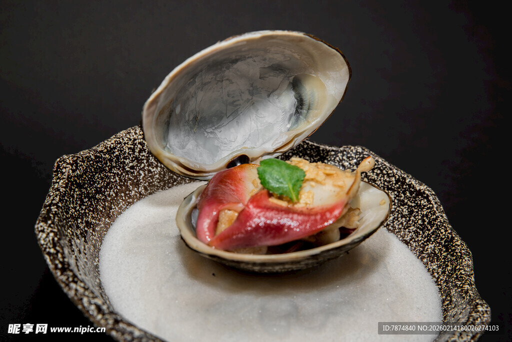 打开的贝壳内的美味海鲜