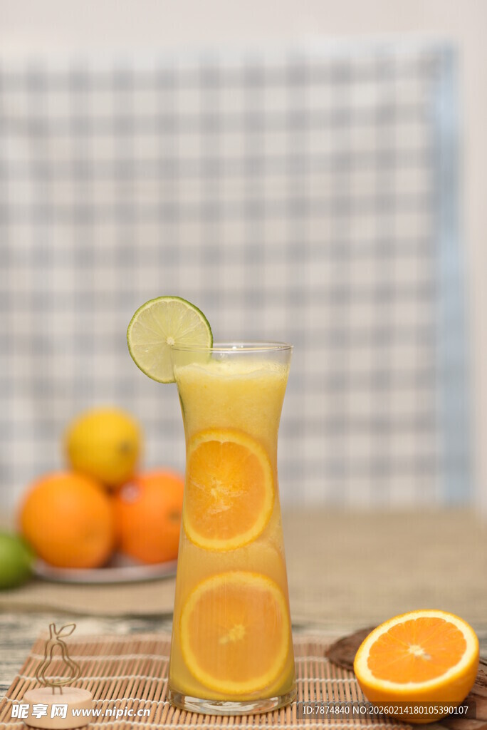 鲜橙特调饮品与水果组合