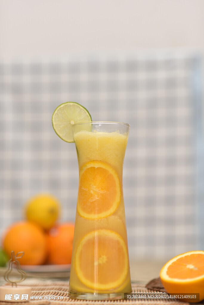 高脚杯中的鲜榨橙汁