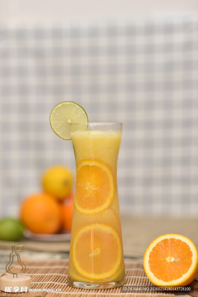 高脚杯中的鲜橙饮品