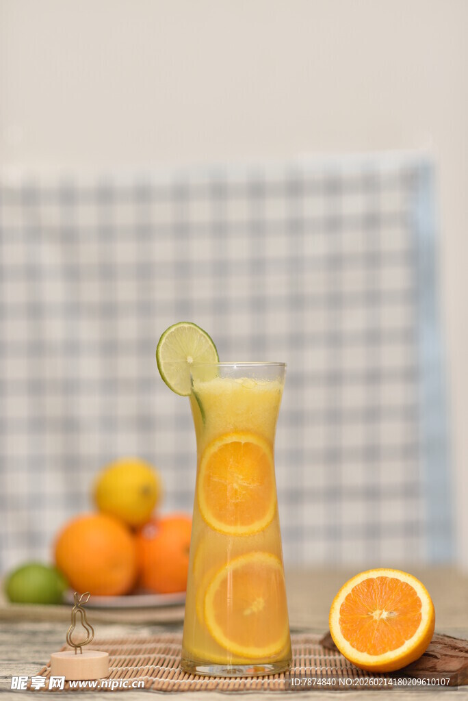 清新橙汁搭配新鲜水果