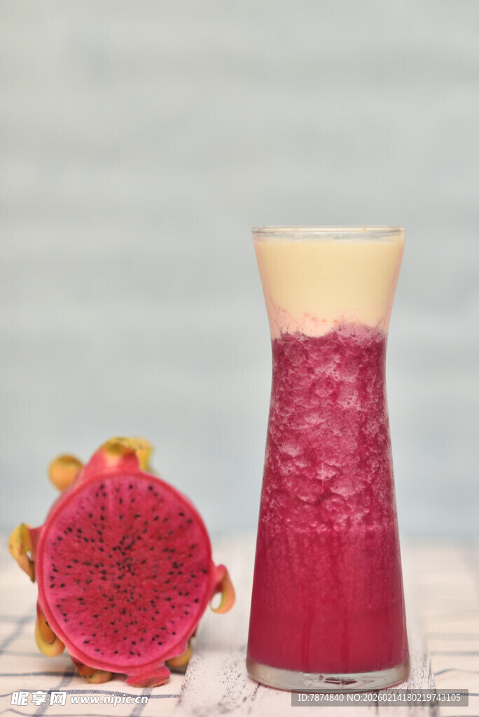 火龙果鲜榨果汁饮品