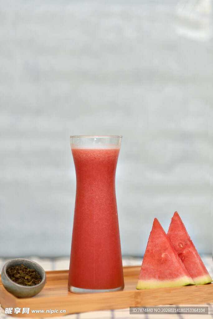 西瓜汁与西瓜片的清新组合