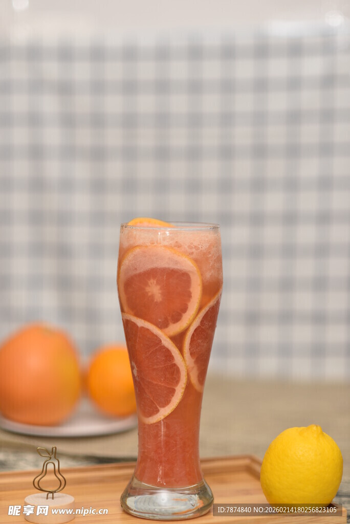 鲜榨果汁配水果 色彩诱人