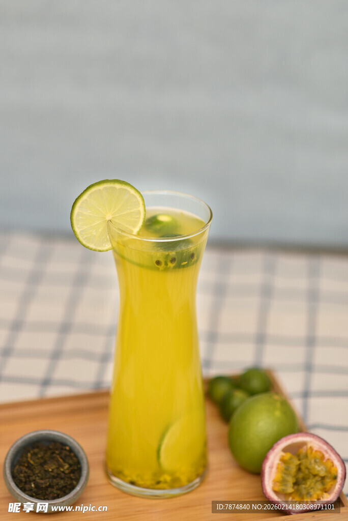 清新百香果青柠冰饮