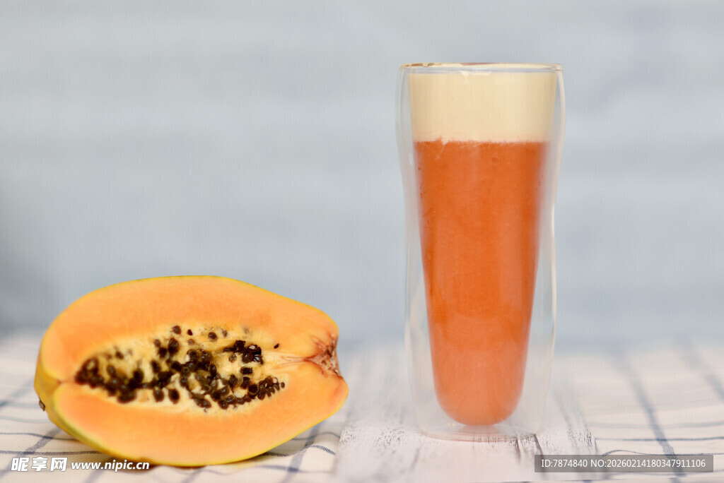 鲜榨木瓜汁与切开的木瓜