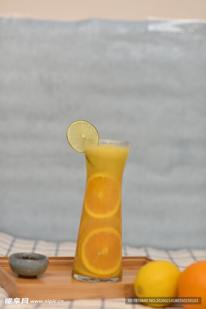 橙片装饰的清新橙汁饮品