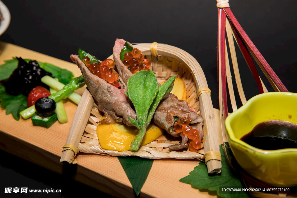 精致日式海鲜料理拼盘