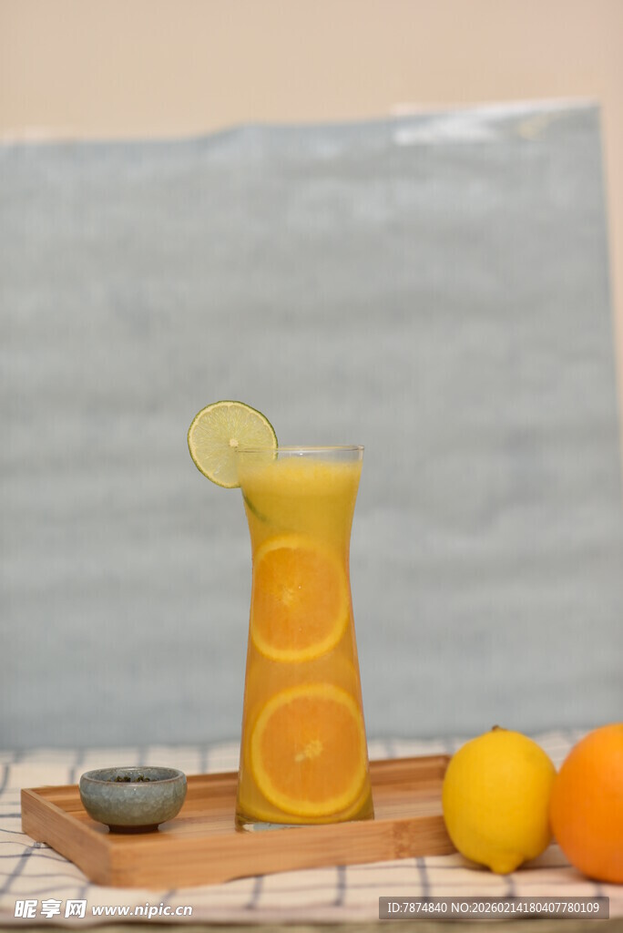 高杯橙汁配柠檬与橙子