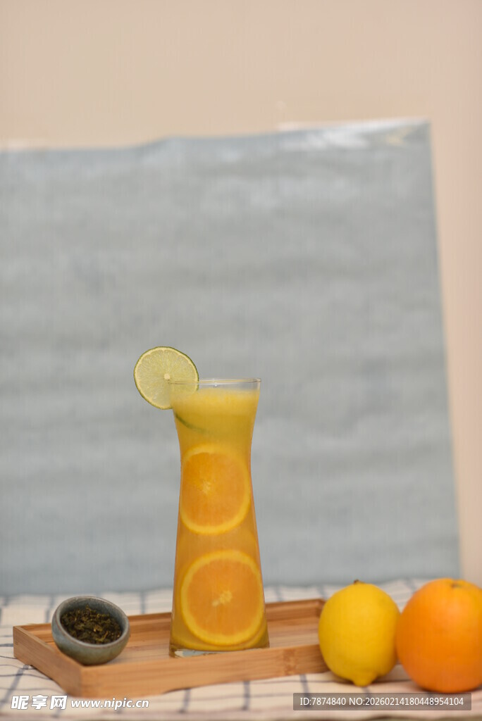 橙色果汁配鲜果装饰