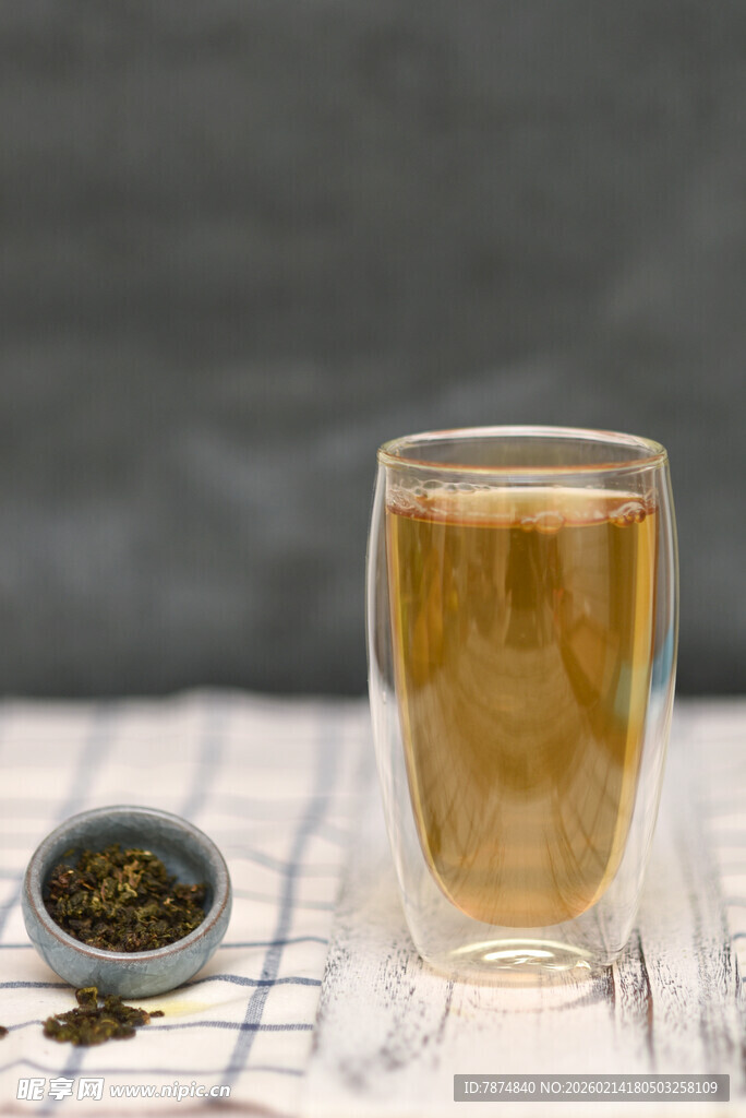 透明玻璃杯中盛的清透茶汤