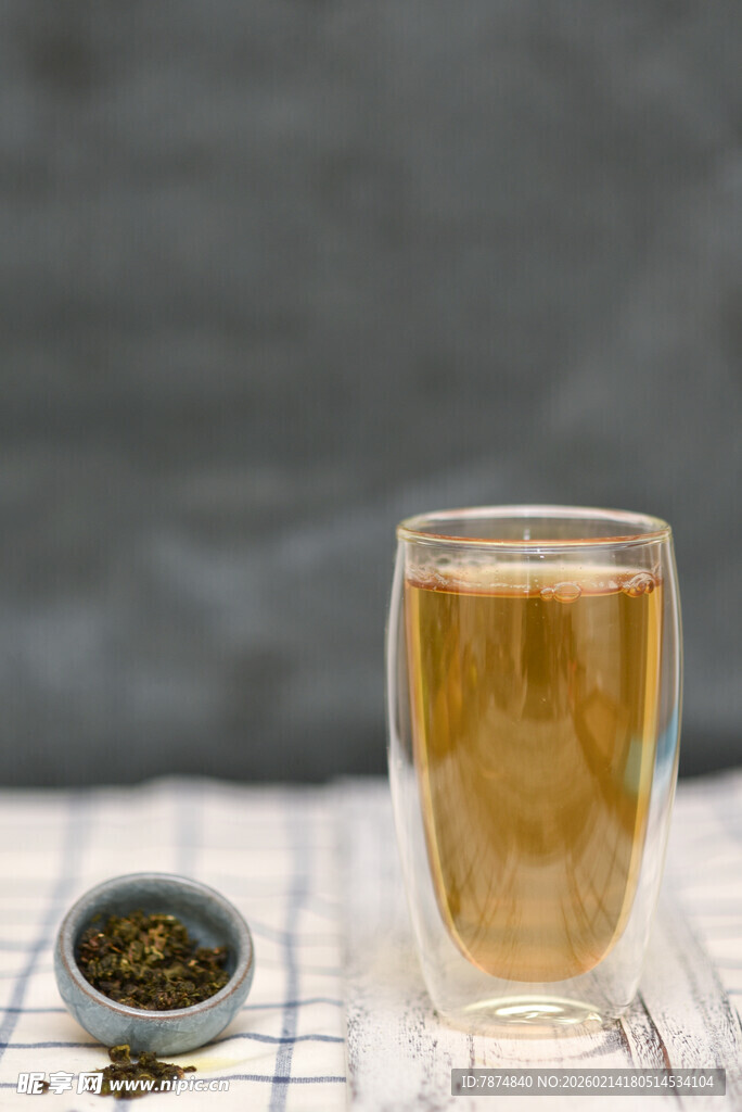 透明杯中泡着清香的茶叶