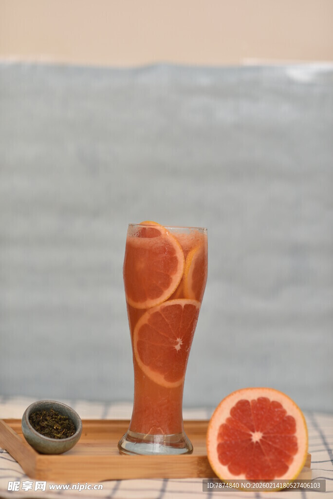 西柚饮品与鲜果搭配展示