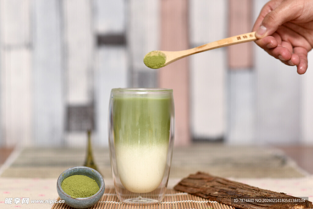手舀抹茶入杯的清新场景