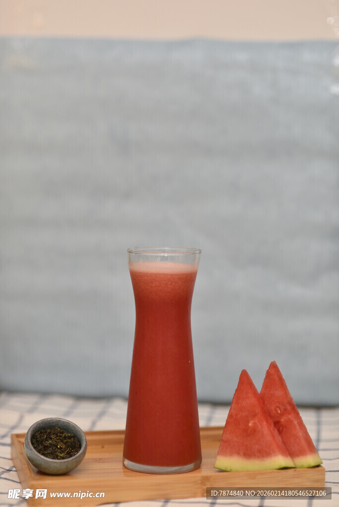 西瓜汁与西瓜块的清爽组合