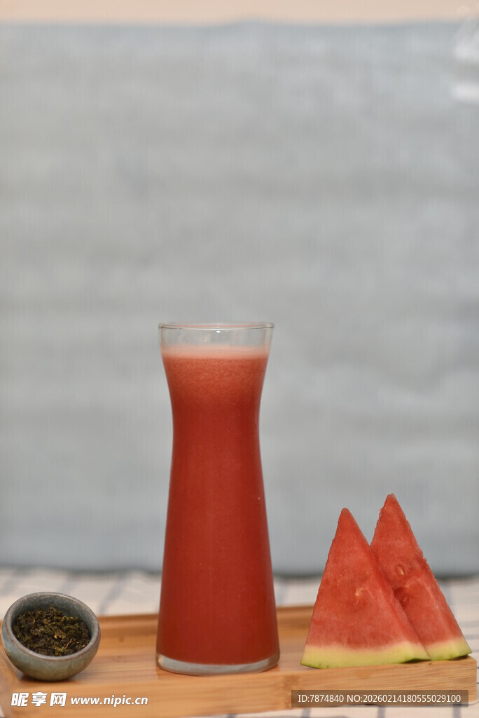 西瓜汁与西瓜块的清爽组合