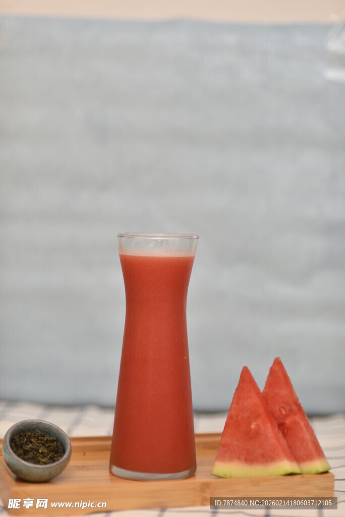 西瓜汁与西瓜块的清爽组合