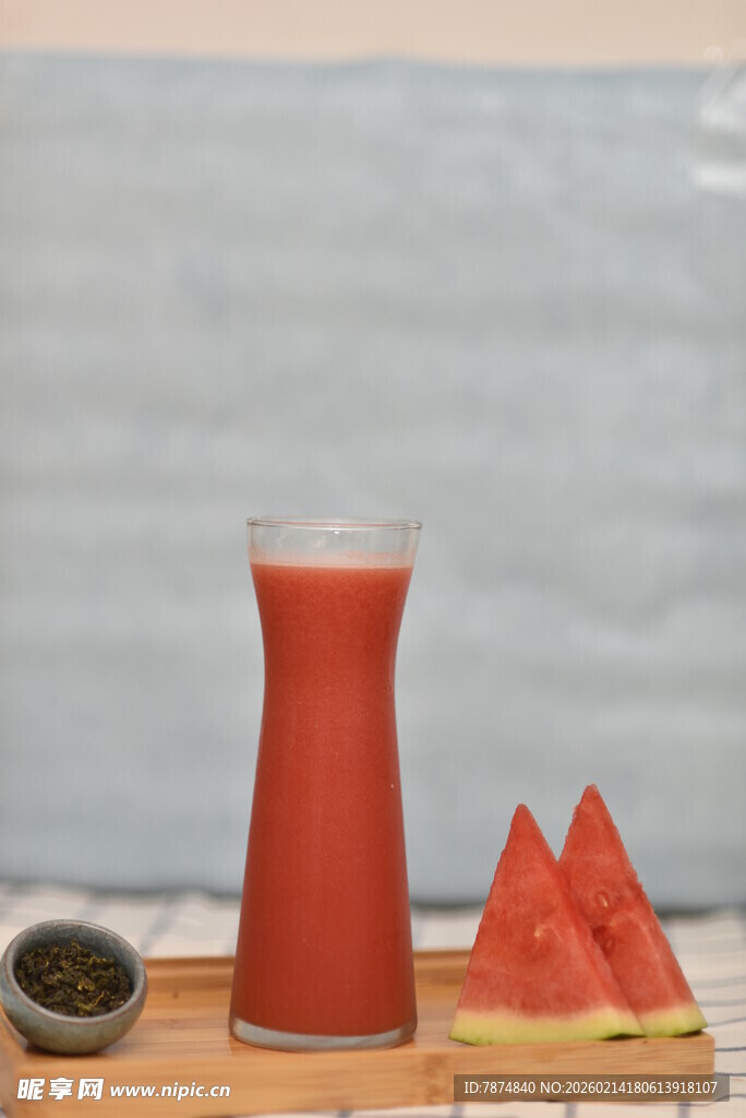 鲜榨西瓜汁与西瓜块