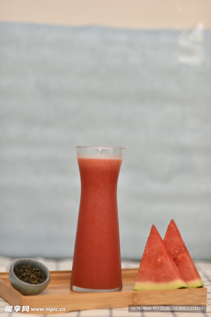 西瓜汁与西瓜块的清爽组合