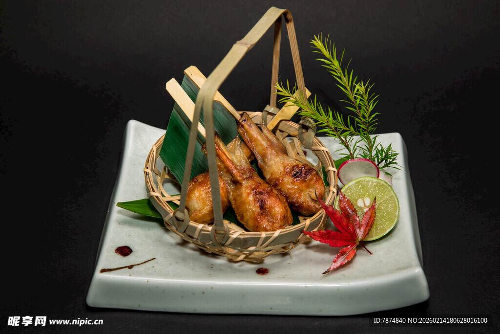 日式炸虾摆盘美食