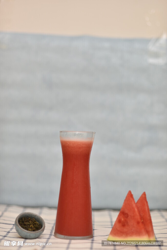 红色陶瓷瓶与西瓜摆件