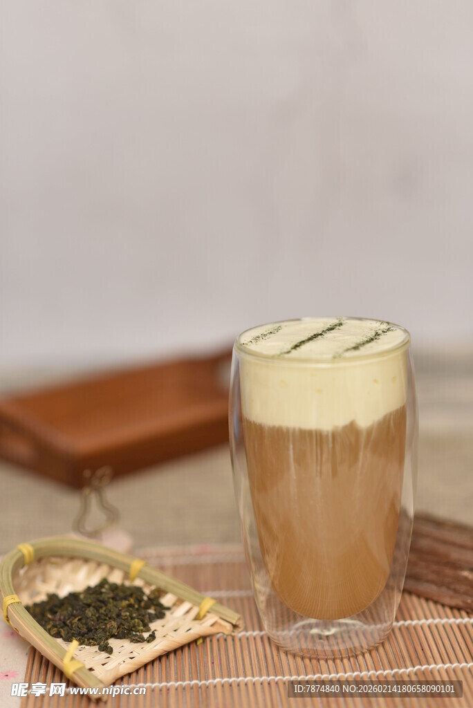 抹茶拿铁饮品与茶叶展示