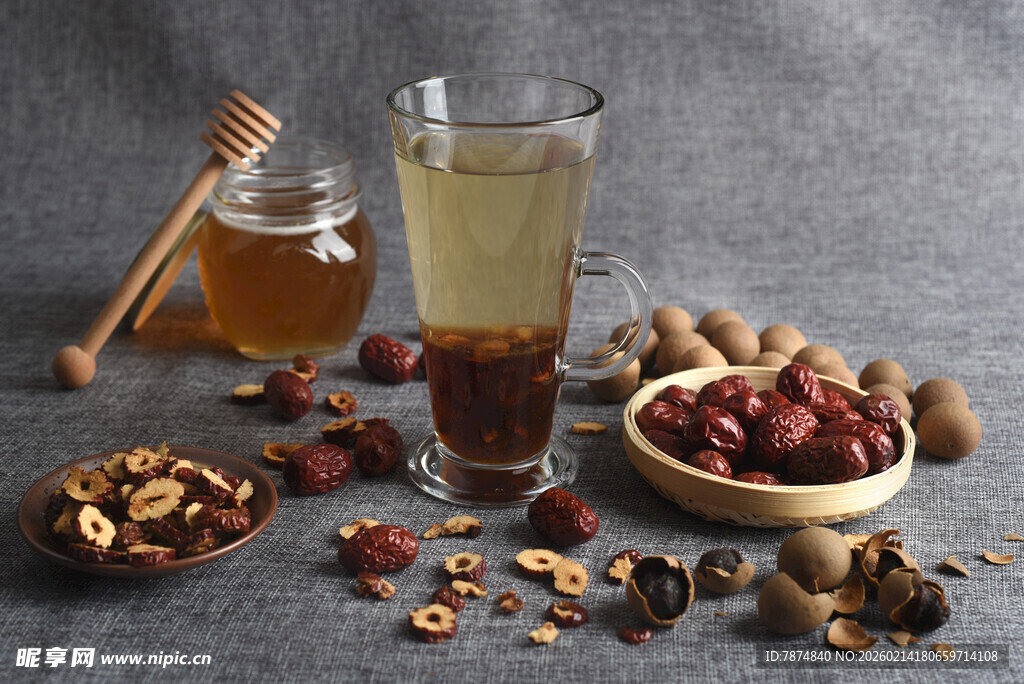 蜂蜜红枣饮品与坚果组合