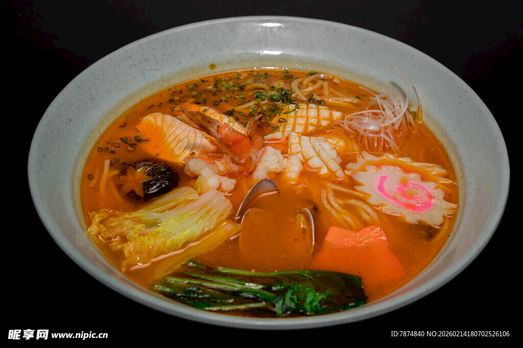 美味海鲜蔬菜汤面