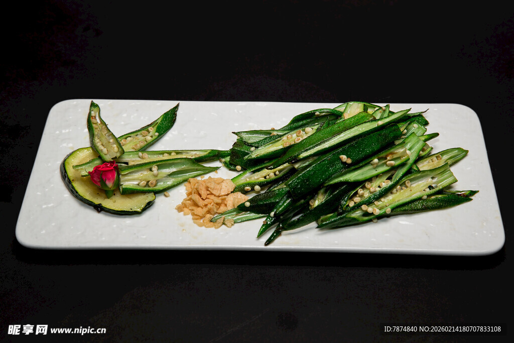 烤芦笋配牛油果摆盘