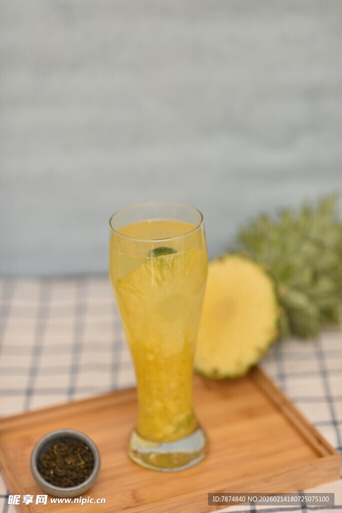 菠萝汁饮品搭配小碟蘸料