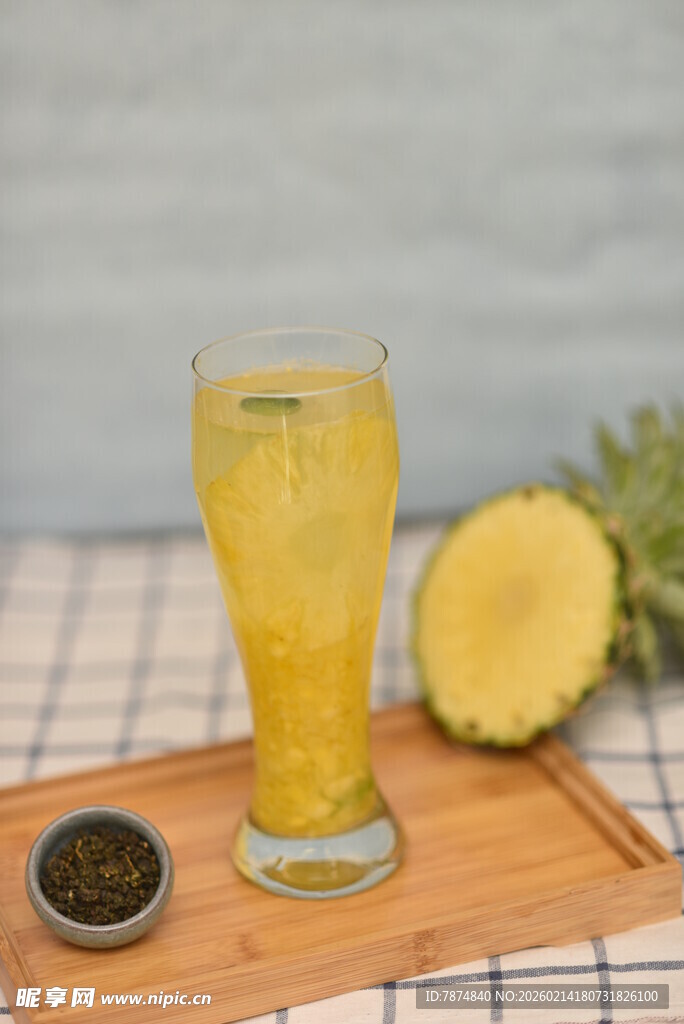 菠萝饮品配鲜果与香料