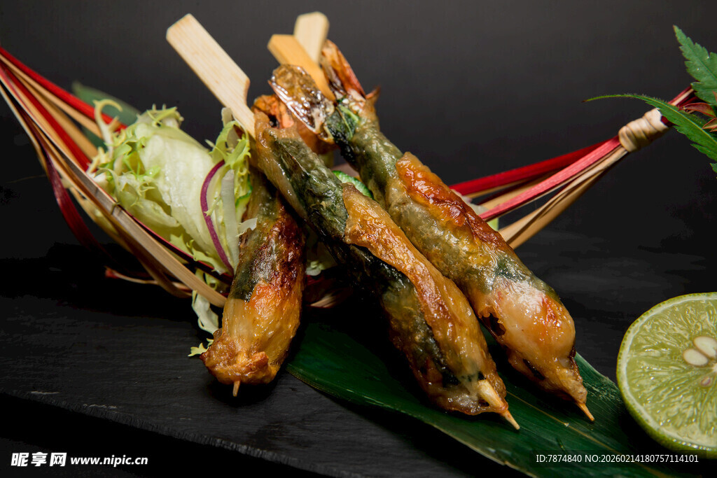 美味烤虾配蔬菜与柠檬