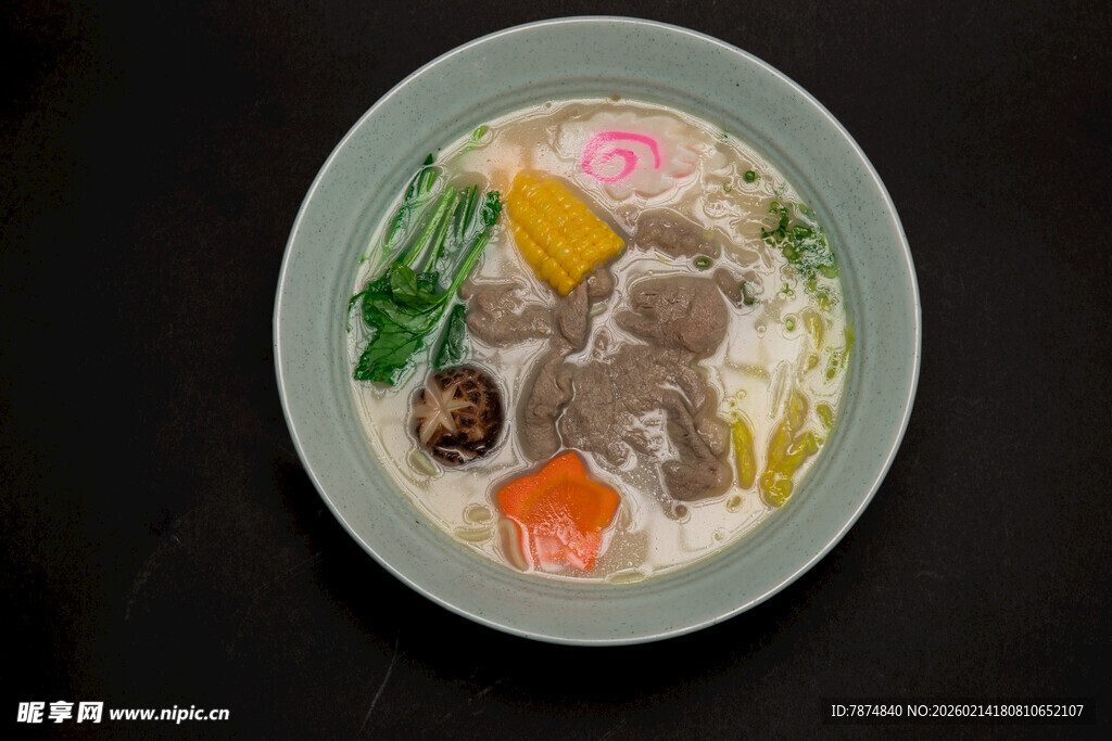 美味多彩肉片蔬菜汤