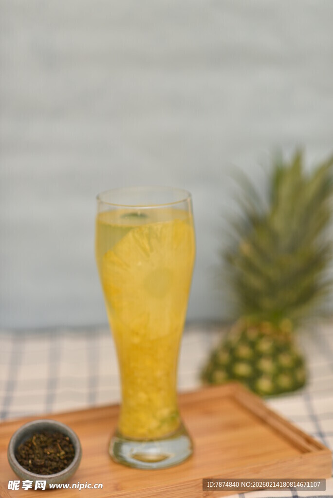 一杯鲜榨菠萝汁