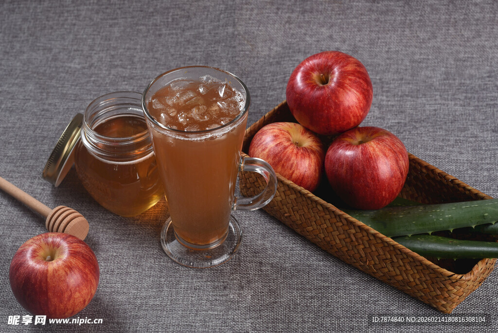 苹果蜂蜜饮品与新鲜苹果