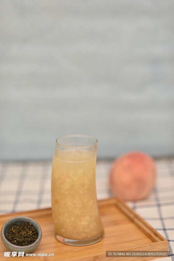 蜜桃饮品与小食的惬意组合