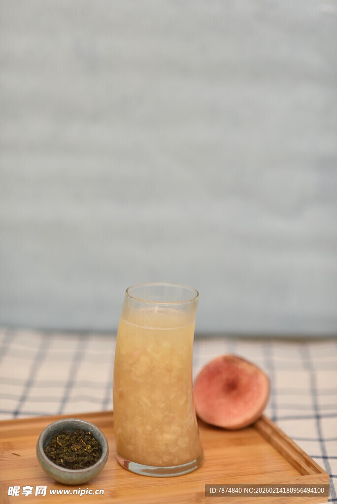 桃汁饮品与配料展示