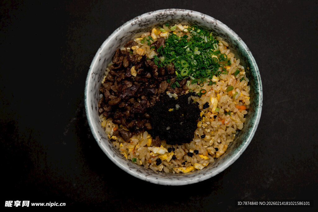 美味拌饭 食材丰富诱人