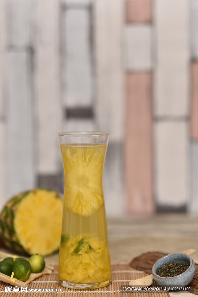 菠萝饮品与鲜果摆拍