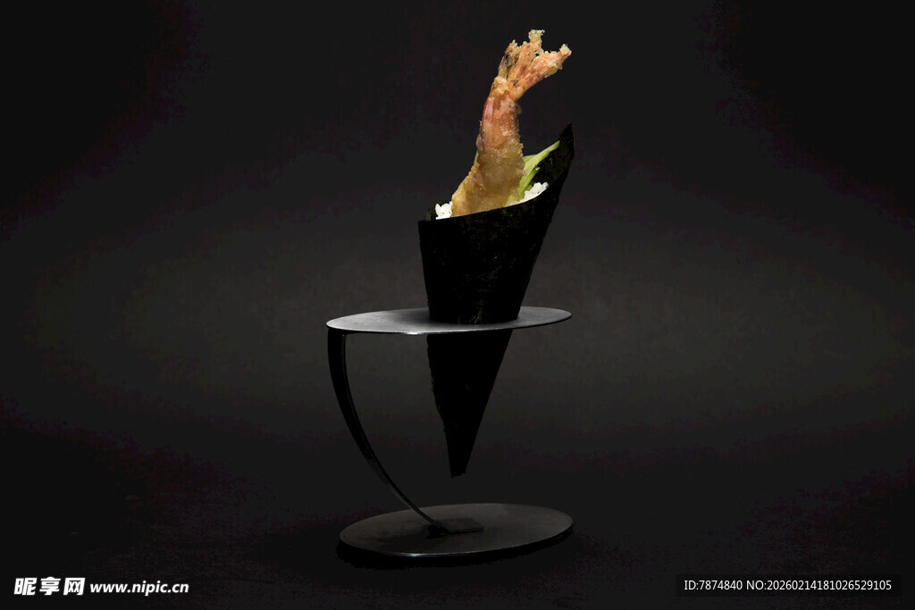 黑色锥形架上的金色摆件