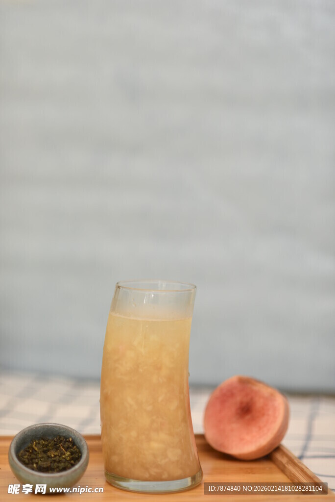桃汁饮品与鲜桃的诱人组合