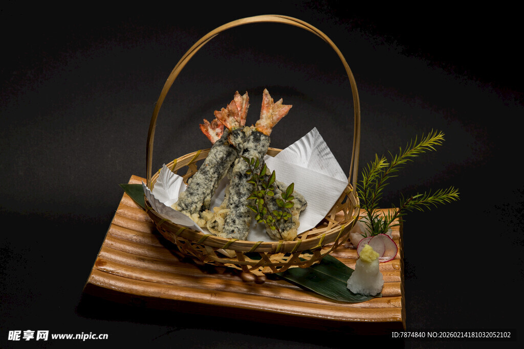 精致竹篮装绿植花卉